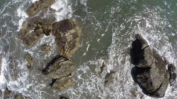 Вид с воздуха на пляж и скалы в Чили — стоковое фото