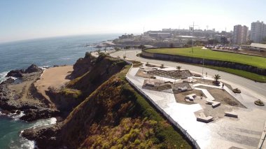 Bir deniz feneri ve cliff Santiago, Şili için havadan görünümü