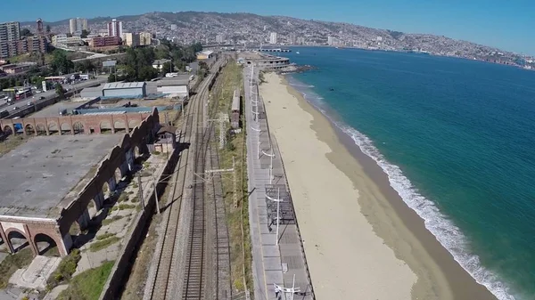 Vista aérea de una vía férrea en una playa de Chile — Foto de Stock
