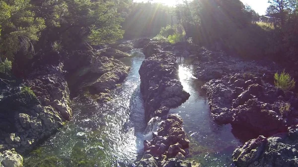 智利岩石河流流动的空中图片 — 图库照片