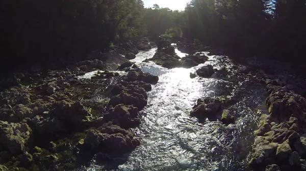 Foto aérea de flujos de ríos rocosos en Chile — Foto de Stock