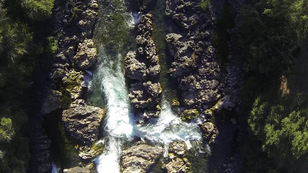Luchtfoto van rotsachtige rivierstromen in Chili — Stockfoto