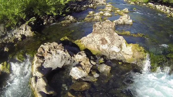 Photo aérienne des coulées de rivières rocheuses au Chili — Photo