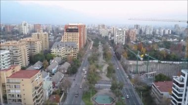 Santiago, Şili'deki bir park, binalar, yollar ve şehir manzara hava resmi