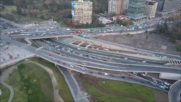 Photo aérienne d'un parc, de bâtiments, de routes et de paysages urbains à Santiago, Chili 