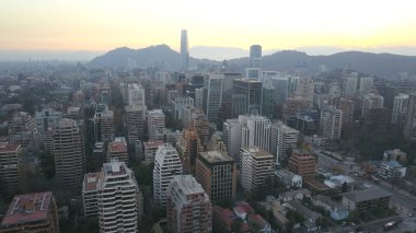 Santiago, Şili'deki bir park, binalar, yollar ve şehir manzara hava resmi