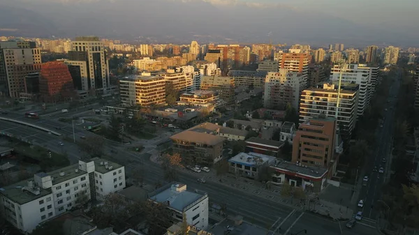 Foto aérea de un parque, edificios, caminos y paisaje urbano en Santiago, Chile — Foto de Stock