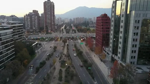 Letecký snímek areálu parku, budov, silnic a městské krajiny v Santiagu, Chile — Stock fotografie