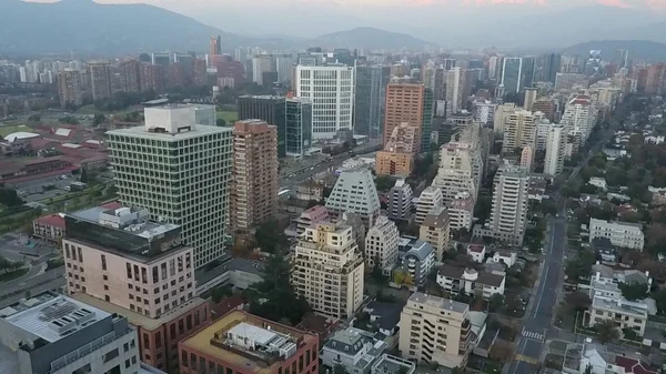 Luftbild eines Parks, Gebäude, Straßen und Stadtlandschaft in santiago, Chile — Stockfoto
