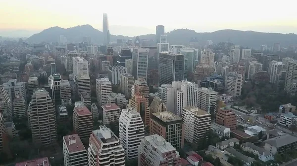 Foto aérea de un parque, edificios, caminos y paisaje urbano en Santiago, Chile — Foto de Stock