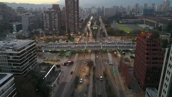Εναέρια εικόνα του ένα πάρκο, κτίρια, δρόμους και πόλη τοπίο στο Σαντιάγκο, Χιλή — Φωτογραφία Αρχείου