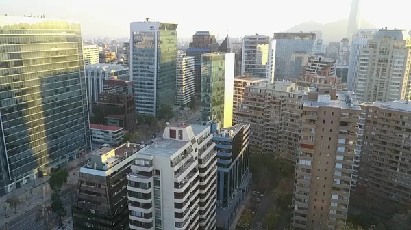 Luftbild eines Parks, Gebäude, Straßen und Stadtlandschaft in santiago, Chile — Stockfoto