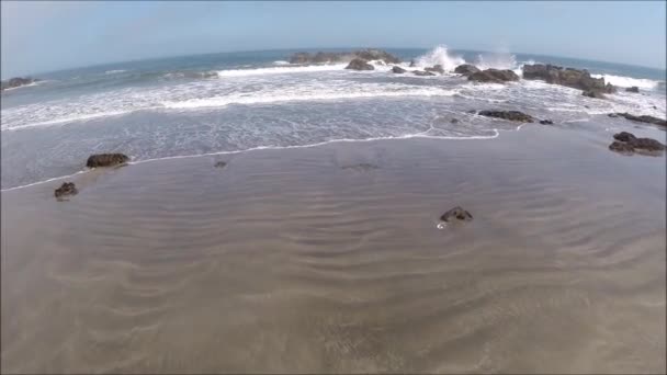 Vista aérea de una playa y ola en Chile — Vídeo de stock