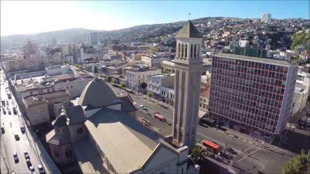 Vista aérea de una iglesia y ciudad en Santiago Chile — Vídeo de stock