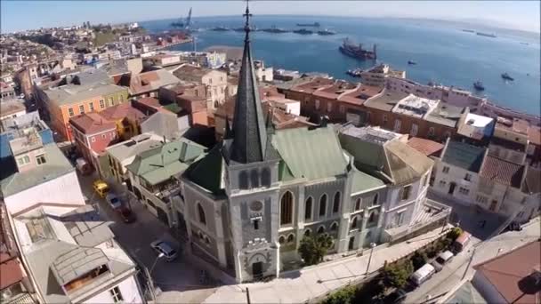 Bir kilise ve şehir http://www.Voices.No/mainissues/mi40008000288.php Şili havadan görünümü — Stok video