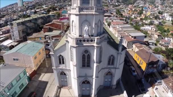Bir kilise ve şehir http://www.Voices.No/mainissues/mi40008000288.php Şili havadan görünümü — Stok video
