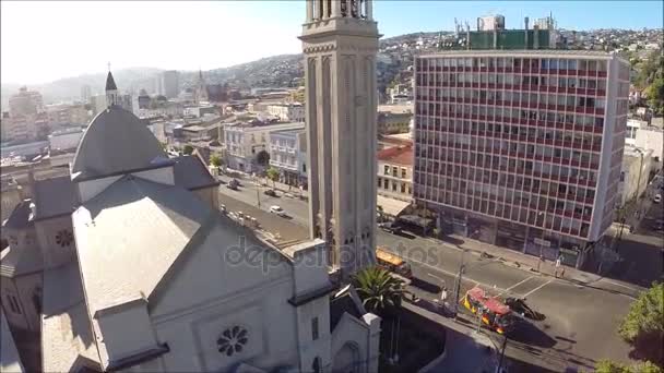 Letecký pohled na kostel a město Santiago Chile — Stock video