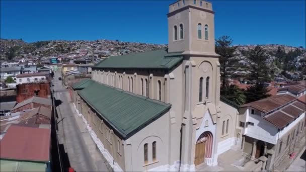 Bir kilise ve şehir http://www.Voices.No/mainissues/mi40008000288.php Şili havadan görünümü — Stok video