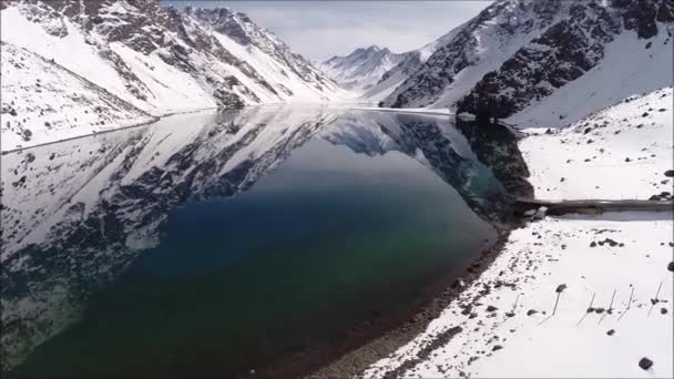 Αεροφωτογραφία μιας λιμνοθάλασσας σε ένα θέρετρο σκι στη Χιλή: Σαντιάγκο — Αρχείο Βίντεο