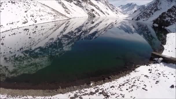 Vista aérea de uma lagoa em uma estância de esqui em Santiago Chile — Vídeo de Stock