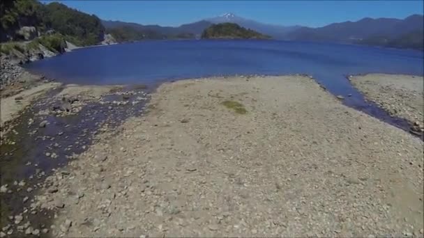 Vista aérea de un lago y parque en Santiago, Chile — Vídeo de stock