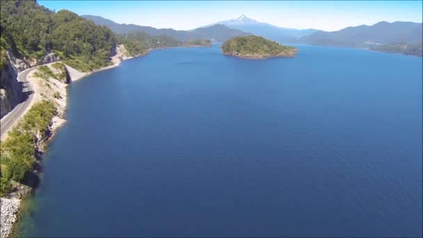 Vue aérienne d'un lac et d'un parc à Santiago, Chili — Video