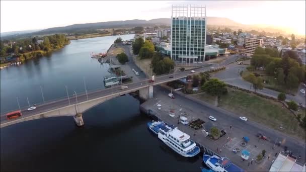 Luchtfoto van wolkenkrabbers en stad in Chili — Stockvideo