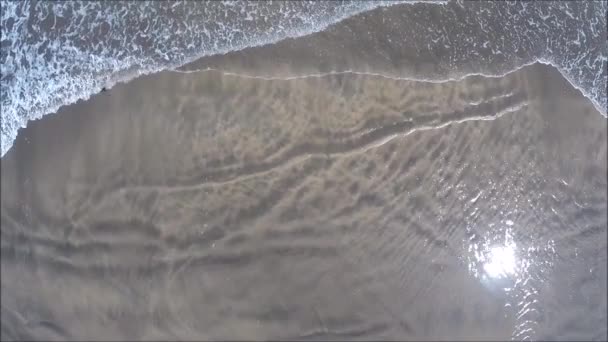 Vue aérienne d'une plage et d'une vague à Santiago, Chili 