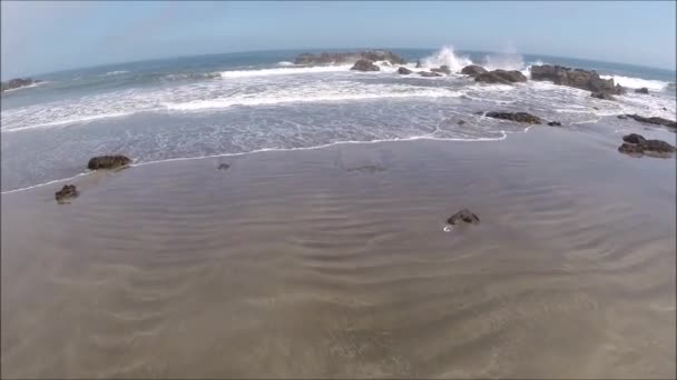 Vista aérea de una playa y ola en Santiago, Chile — Vídeo de stock