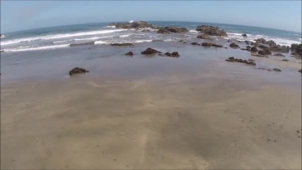 Vista aérea de una playa y ola en Santiago, Chile — Vídeo de stock