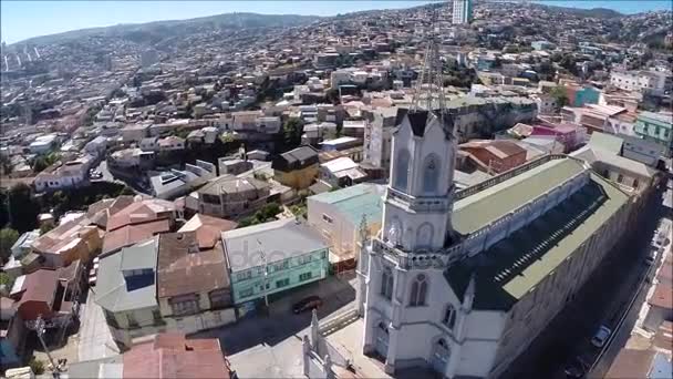 Letecký pohled na mrakodrapy a město v Chile — Stock video
