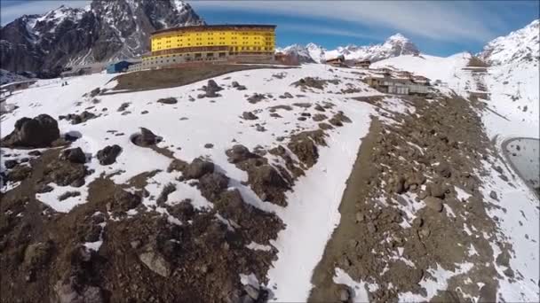 Αεροφωτογραφία του ένα ξενοδοχείο σε ένα χιονοδρομικό κέντρο στη Χιλή — Αρχείο Βίντεο