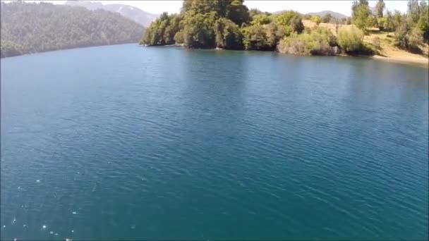 Letecký pohled na Park a řeku v Chile — Stock video