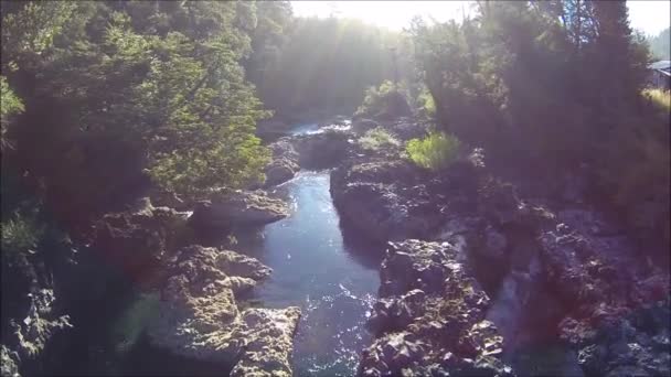 Vue aérienne de cascade, rivière et parc à Santiago du Chili — Video