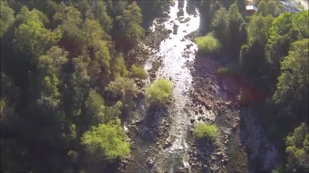 Vue aérienne de cascade, rivière et parc à Santiago du Chili 