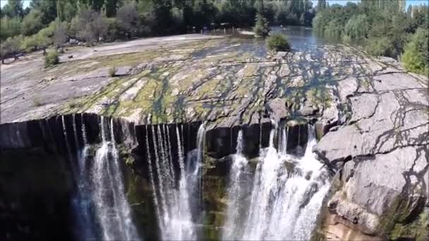 Vista aérea de cascada, río y parque en Santiago Chile — Vídeos de Stock