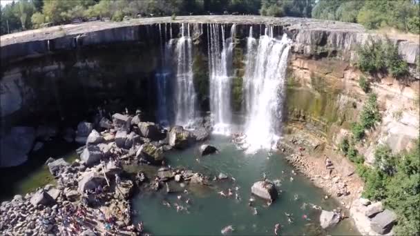 Vista aérea de cascada, río y parque en Santiago Chile — Vídeo de stock