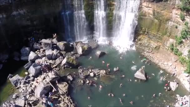 Veduta aerea di cascata, fiume e parco a Santiago del Cile — Video Stock
