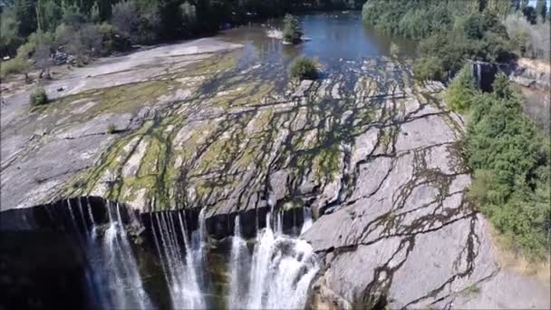 Vista aérea de cascada, río y parque en Santiago Chile — Vídeos de Stock