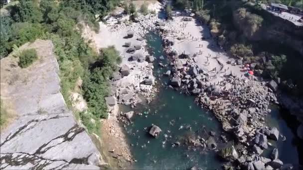 Vista aérea de cascada, río y parque en Santiago Chile — Vídeo de stock