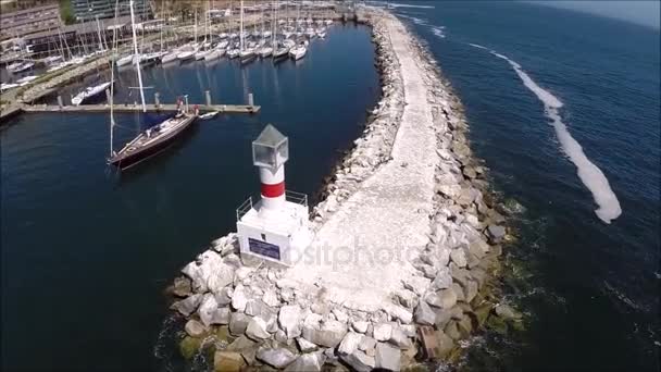 Luftaufnahme eines Leuchtturms an einem Strand in Chile — Stockvideo