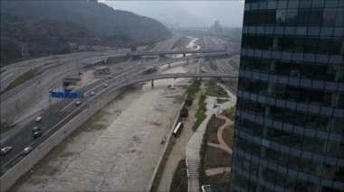 Havadan görünümü Santiago, Şili'deki Andes üzerinden akar Rio Mapocho