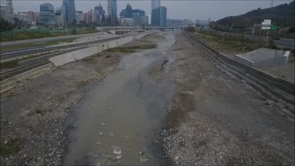 サンティアゴ、チリのアンデス山脈から流れるリオ Mapocho 空撮 — ストック動画