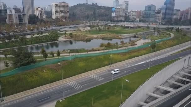 Havadan görünümü Santiago, Şili'deki Andes üzerinden akar Rio Mapocho — Stok video