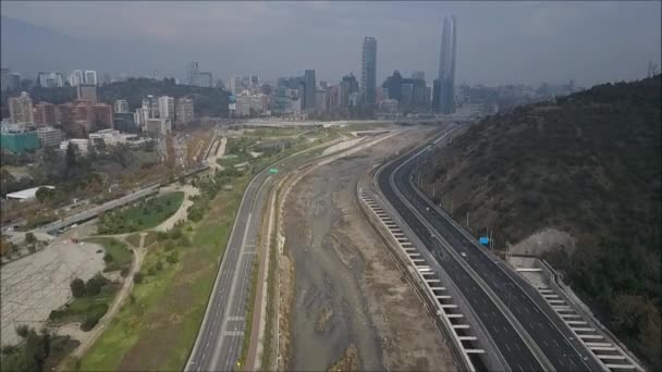 Vista aérea del Río Mapocho que fluye desde los Andes en Santiago, Chile — Vídeos de Stock