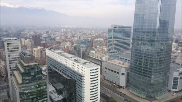 Luftaufnahme von Wolkenkratzern und Stadt in Chile — Stockvideo