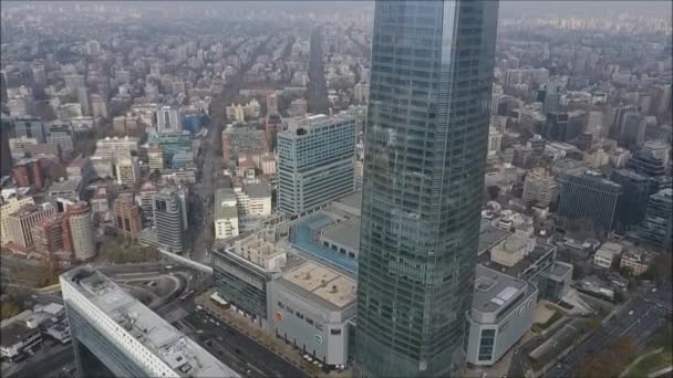 Вид с воздуха на небоскребы и город в Чили — стоковое видео