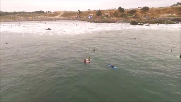 Vista aérea de una playa y ola en Santiago, Chile — Vídeo de stock