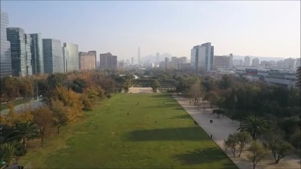 Vista aérea de un parque en Santiago Chile — Vídeo de stock