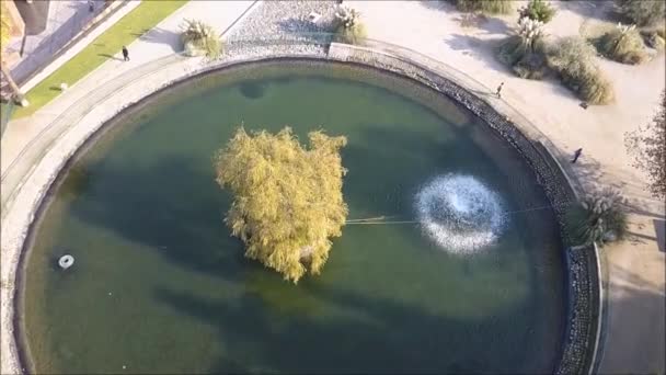 Vista aérea de fuente en un Parque de Santiago Chile — Vídeo de stock